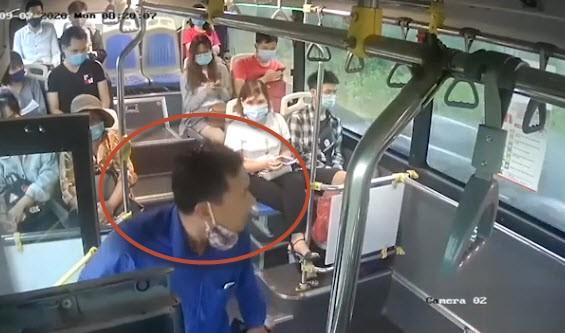 Clip khách không chịu đeo khẩu trang, chửi tục, nhổ nước bọt vào nữ phụ xe buýt ở Hà Nội :: Một thế giới - Thông tin trong tầm tay