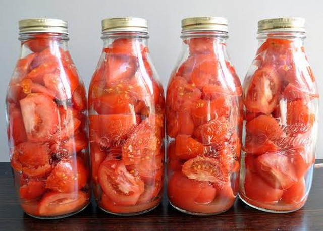 Cà chua rất giàu vitamin và khoáng chất, có thể chế biến thành nhiều món ăn thơm ngon, tốt cho sức khỏe.
