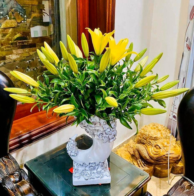 Bỏ 7k mua loại hoa chơi chán thì đem xào, vợ đảm bất ngờ khiến phòng khách rực rỡ đầy sức sống - Ảnh 8.