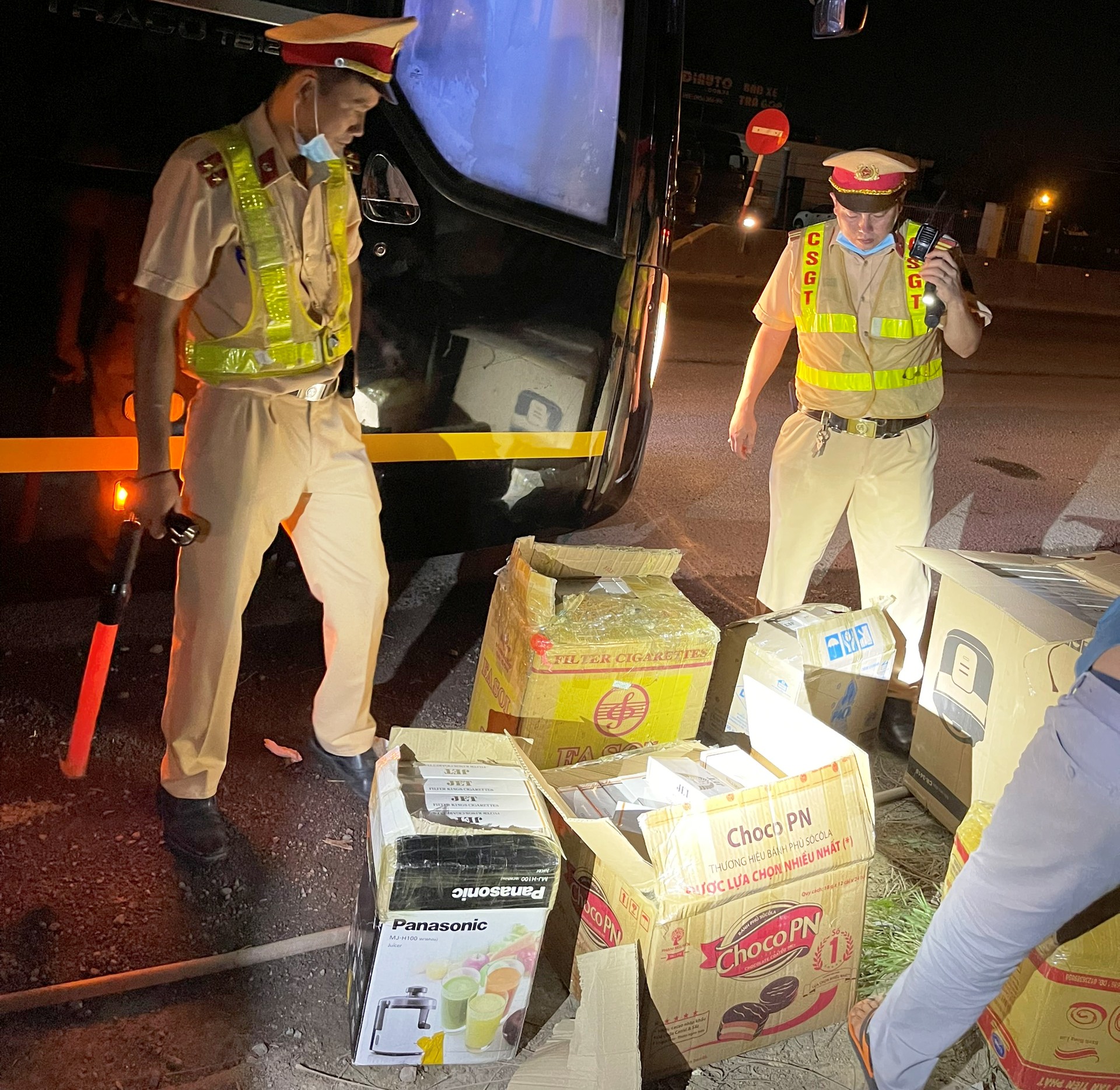 Dừng xe khách từ Thanh Hóa vào TP.Hồ Chí Minh, CSGT Bình Định phát hiện “bí mật” giấu bên trong thùng carton - Ảnh 2.