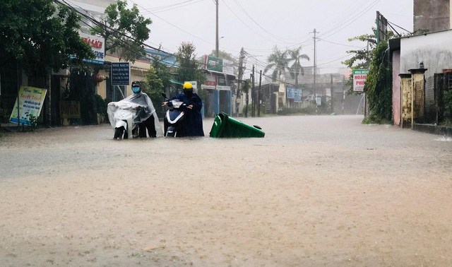 Tin bão số 6 mới nhất: Người dân Quảng Ngãi bật khóc khi lốc xoáy cuốn bay hết mái nhà - Ảnh 11.