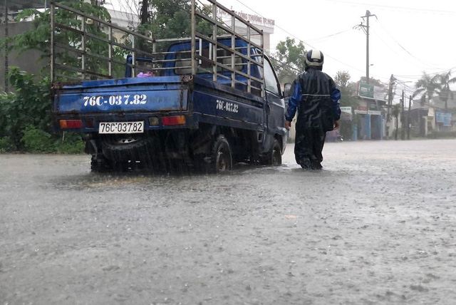 Tin bão số 6 mới nhất: Người dân Quảng Ngãi bật khóc khi lốc xoáy cuốn bay hết mái nhà - Ảnh 12.