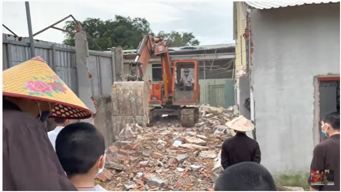 Hình ảnh bên trong Tịnh thất Bồng Lai bị một máy xúc đập tan nát bất ngờ xuất hiện trên mạng sau drama bị tố cáo sai phạm.