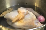 Nguy hiểm khôn lường khi rửa thịt gà sống