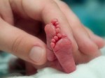 Mẹ phá thai, bé 22 tuần vẫn sống sót nhưng không được ai chào đón