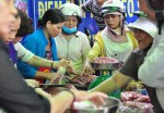 Chen nhau mua thịt giá rẻ 'giải cứu' heo ở Đồng Nai