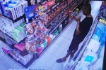 NÓNG: Một người đàn ông vào siêu thị mini ở Đà Nẵng bôi nước bọt vào nhiều gói thực phẩm khô 