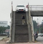 Ô tô mắc kẹt trên cầu vượt ở Hưng Yên, dân mạng hoang mang: 