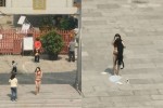Dân mạng truy tìm cô gái mặc nội y quỳ lạy trước chùa