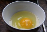 Chần trứng, thật sai lầm khi thả luôn vào nước sôi, thêm động tác này trứng ngon không sủi bọt