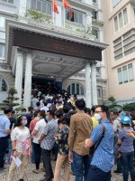 Tin sáng 2/7: Hàng trăm người xếp hàng dài chờ làm hộ chiếu mẫu mới; diễn biến mới nhất vụ 2 nghệ sĩ Việt bị tố cư.ỡng bức thiếu nữ 17 tuổi người Anh