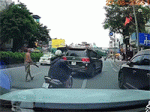 Bắt tạm giam đối tượng phi dao vào ô tô trên đường phố Hà Nội
