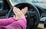 Bóp còi xe bằng ngón tay hay bàn tay ?