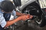Thợ sửa xe lại kiếm thu nhập khủng từ mưa lớn