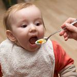 Cho trẻ ăn cơm chan nước canh: Những tác hại khôn lường