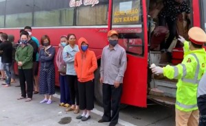Xe khách chở 30 người đi xuyên Việt giữa dịch Covid-19