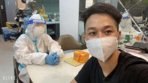Một nam ca sĩ showbiz Việt nhiễm COVID-19 dù test âm tính nhiều lần, chỉ ở nhà không đi đâu