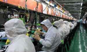 Nơi sản xuất một nửa iPhone của thế giới 'khát' lao động, tăng lương kỷ lục