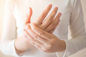 Tê tay, tay đau như kim châm khi thức dậy cảnh báo 4 bệnh cực nguy hiểm, nguy cơ tiểu đường cao, nhận biết sớm để điều trị kịp thời