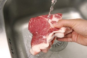 Đừng chần thịt theo cách đang làm, phải thêm bước này thịt mới thật sạch, hết cặn và độc tố