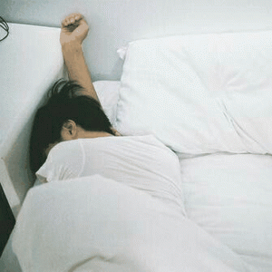 Khi ngủ cơ thể có 2 biểu hiện bất thường báo hiệu sức khỏe gan thận có vấn đề, cần đề cao cảnh giác