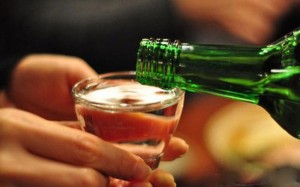 Nam giới đỏ mặt khi uống rượu bia liệu có nguy hiểm không?