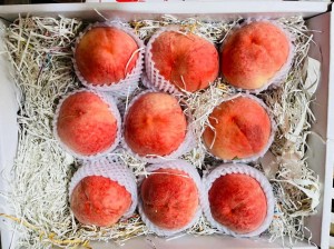 Quá lạ với trái cây Trung Quốc đắt đỏ, dân Việt vẫn 'xếp hàng' mua