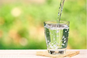 Nước lọc giúp ngăn ngừa say rượu như thế nào?