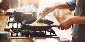 Khí thải từ bếp ga có thể gây hại cho hệ hô hấp: Chuyên gia chỉ cách phòng tránh