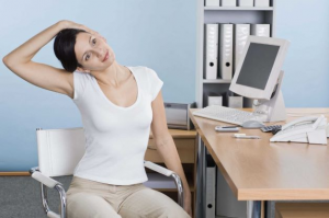3 động tác giúp thư giãn cổ và lưng do ngồi làm việc lâu