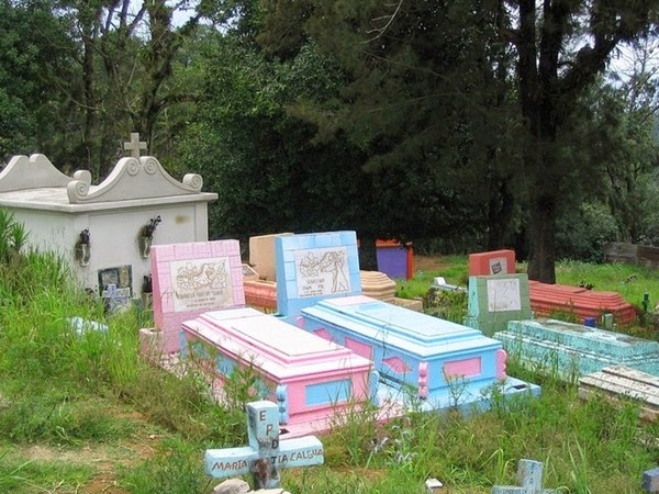 Nghĩa trang rực rỡ đầy màu sắc