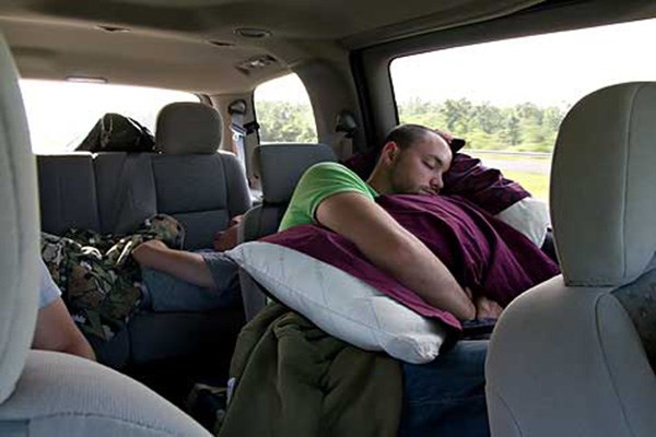 Mẹo tránh bị ngạt, ngộ độc khí khi ngủ trong ô tô