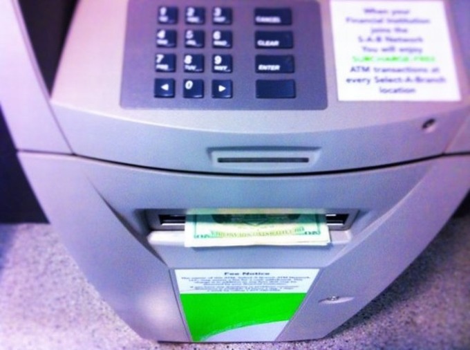 Làm sao để không bị cảnh tự dưng mất tiền trong ATM