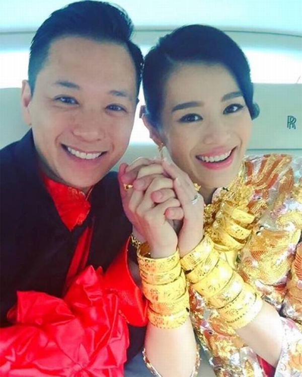 Cô dâu Hồ Hạnh Nhi đeo vàng trĩu cổ, hôn chồng say đắm ở lễ rước dâu