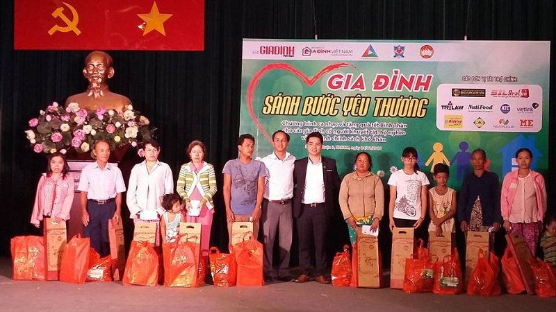 Võ Phi Nhật Huy và Big Group trao quà trong chương trình từ thiện Gia Đình Sánh Bước Yêu Thương.