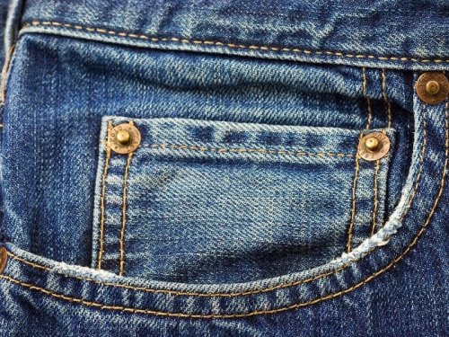 cong-dung-khong-ngo-cua-chiec-tui-nho-tren-quan-jeans