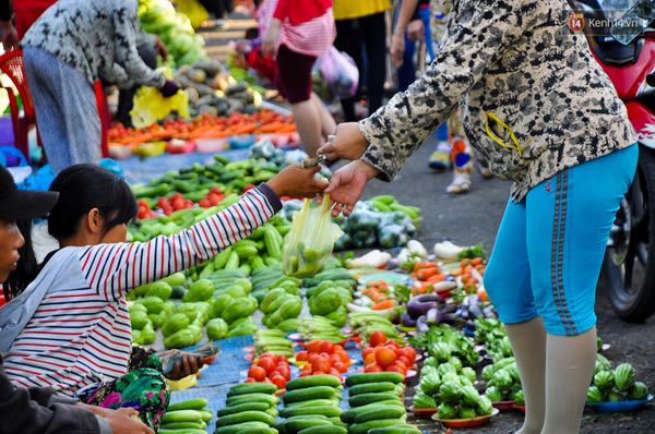 Độc đáo khu chợ bán thực phẩm đồng giá 5.000 đồng/ đĩa ở Sài Gòn