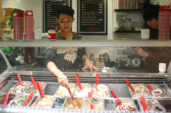Giới trẻ đổ xô đi ăn kem trong ngày lạnh giá