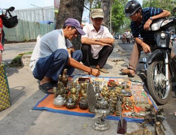 Kỹ nghệ buôn đồ cổ “hốt bạc” trong dịp Tết ở Sài Gòn