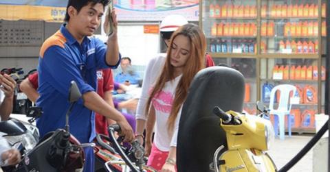 Trong khi diễn biến thị trường cho biết, xăng dầu Việt Nam đang đắt hơn Mỹ tới 4.000 đồng/lít thì các đại lý lại đang lãi to.