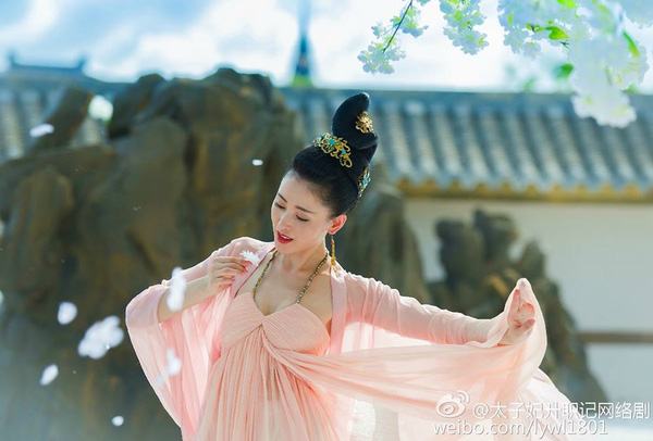 Vẻ đẹp hút hồn của 'Thái tử phi' lẳng lơ nhất màn ảnh Hoa ngữ
