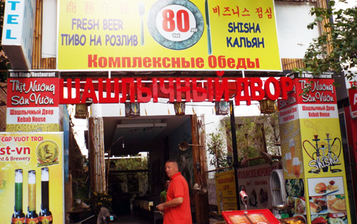 Một nhà hàng ở Nha Trang với các biển hiệu bằng tiếng Việt, Anh, Nga... Ảnh: N.X