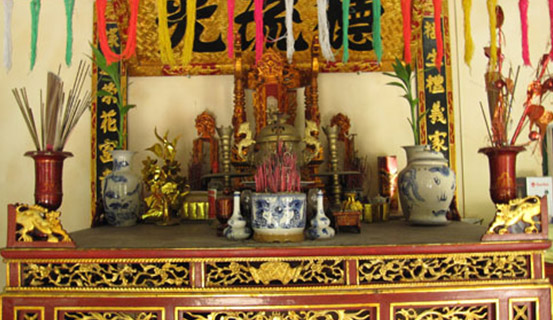 Bàn thờ gia tiên là nơi linh thiêng và quan trọng của mỗi gia đình người Việt.