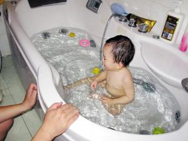 Người mẹ ân hận suốt đời vì làm việc này khi cho con trai 2 tuổi tắm