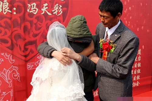 Hình ảnh cảm động của hai mẹ con trong lễ cưới của mẹ.