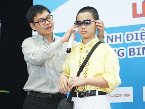 TS Nguyễn Bá Hải tặng kính Mắt thần cho người khiếm thị tại Hà Nội vào tháng 7/2013.
