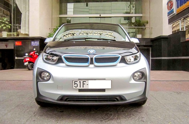 Chủ nhân chiếc ô tô điện BMW đầu tiên ở Việt Nam là ai?