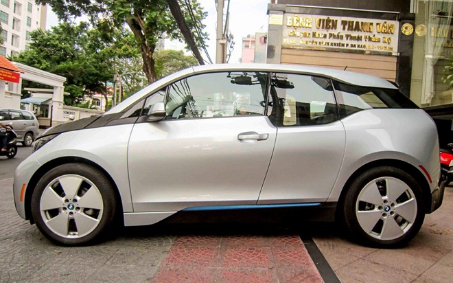 Chủ nhân chiếc ô tô điện BMW đầu tiên ở Việt Nam là ai?
