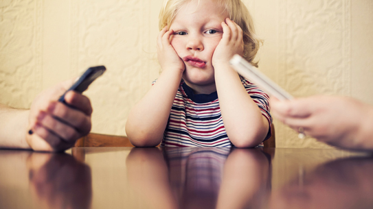 Bố mẹ nghiện điện thoại không chỉ ảnh hưởng đến sức khỏe mà còn đến tâm lý của con trẻ