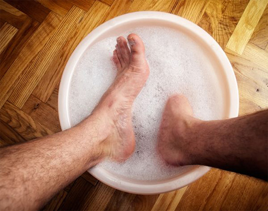 Dùng nước muối ngâm chân là 'liều thuốc bổ' cho việc dưỡng thận, đặc biệt là ở nam giới.